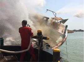  آتش‌سوزی موتورلنج در بندر گناوه پس از 16 ساعت مهار شد
