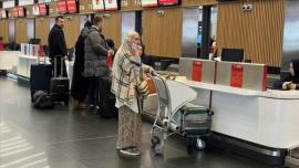 انتقال زن ایرانی بعد از یک ماه زندگی در فرودگاه ترکیه +عکس