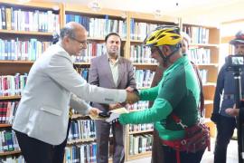 رکاب‌زنی تا کتابخانه‌ها؛ تجلیل دوچرخه‌سواران از تلاش‌های کتابداران +عکس