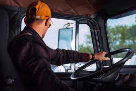 رانندگان استیجاری عسلویه: برای ۱۲ ساعت کار، ۱۵ میلیون حقوق می‌گیریم