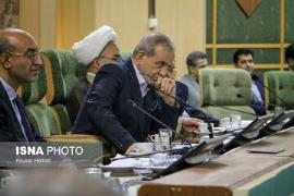 عکس جالب از مسعود پزشکیان هنگام نصب پلاک خودرو