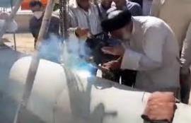 فیلم/ جوشکاری امام جمعه اهواز در خط لوله آب غیزانیه 