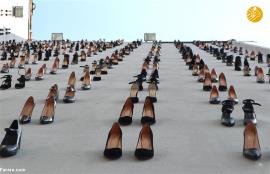 تصاویر/اثر هنری با کفش پاشنه بلند در اعتراض به زن کشی