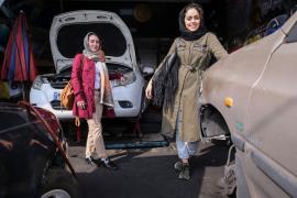 تصاویری از دختران مکانیک در گاراژی در تهران
