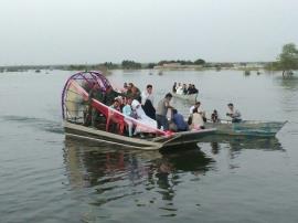 عکس /ازدواج‌ زوج خوزستانی روی سیلاب 