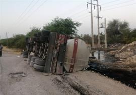 واژگونی تریلی عراقی حامل مازوت در جاده دشتستان+عکس