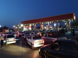 صف طولانی پمپ بنزین های بوشهر در بامداد یکشنبه +فیلم
