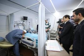 لحظه تلخ بوسیدن دست صابر کاظمی توسط پدرش در ICU +عکس