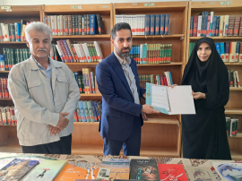 آقای قاضی ۳۵۰ جلد کتاب به کتابخانه هدیه کرد