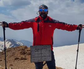 کوهنورد امام حسنی بر بام قله پازن پیر +عکس