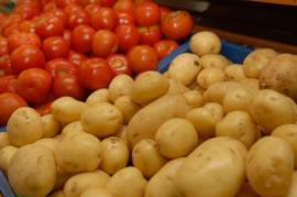 قیمت گوجه فرنگی و سیب زمین قد کشید/ دوئل مسئولان بر سر دلایل افزایش قیمت 