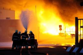 مهار آتش سوزی در کارخانه تولید قیر دیلم