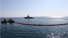  لکه نفتی خلیج فارس در محدوده آب‌های بوشهر پاکسازی شد+عکس