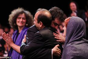 تصاویر/ شهاب‌حسینی لحظه دریافت جایزه بهترین بازیگر 