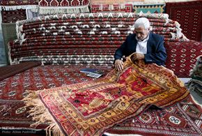 تصاویر/نقش زندگی بر تار و پود فرش ترکمن 
