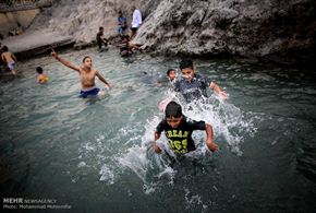تصاویر/آبتنی تابستانی در چشمه علی