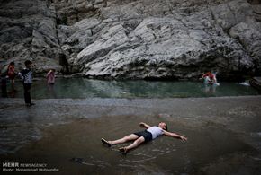 تصاویر/آبتنی تابستانی در چشمه علی