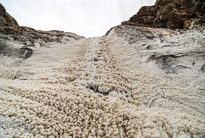 گنبد نمکی جاشک بوشهر