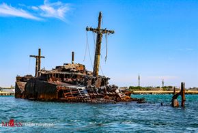 کشتی یونانی رو به ویرانی