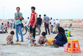 شنا و آب‎تنی در آخرین روزهای تابستان در بوشهر