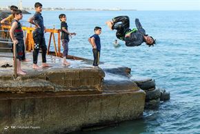 شنا و آب‎تنی در آخرین روزهای تابستان در بوشهر